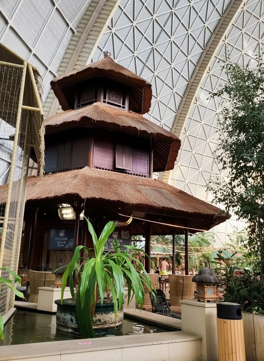 Pagoda w stylu Bali wewnątrz Tropical Island